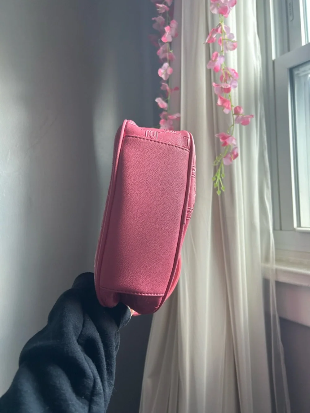 Unknown Brand Pink Shoulder Bag with Decorative Logo - Picture 2 of 5